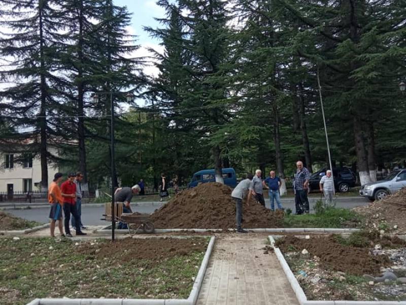 ტურიზმის საინფორმაციო ცენტრის ეზოსა და მიმდებარე ტერიტორიაზე ნიადაგის შეტანის აქცია...